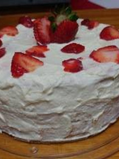 Una foto de Bizcochuelo relleno con crema y 🍓 Sin tacc