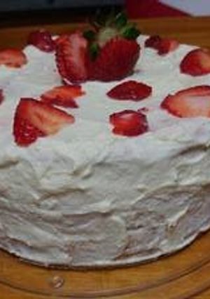 Una foto de Bizcochuelo relleno con crema y 🍓 Sin tacc