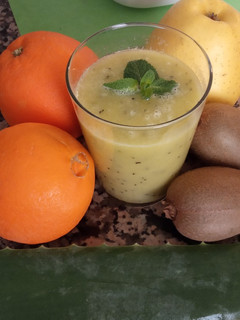Una foto de Zumo de kiwi, manzana y naranja