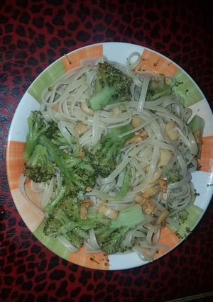 Una foto de Fideos con brócoli y ajo