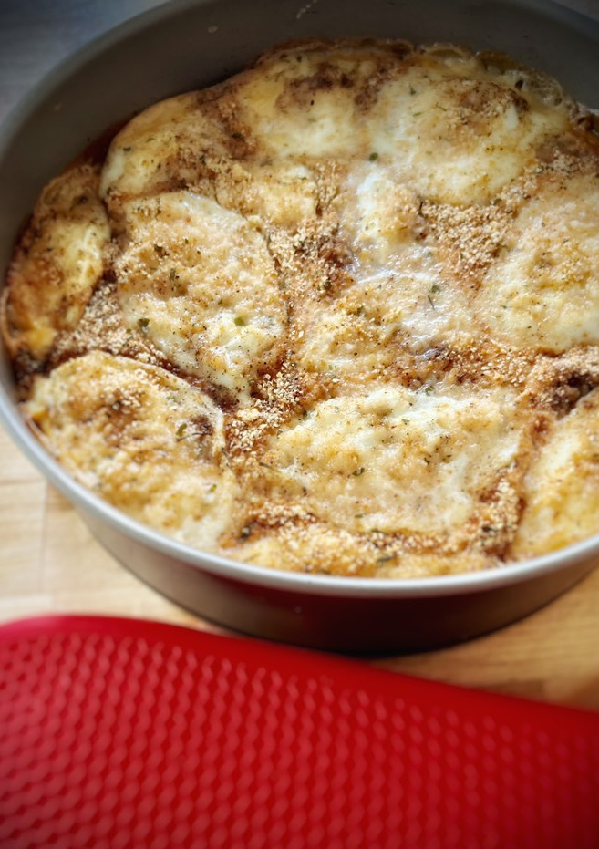 Una foto de Gratinado de patatas a la pimienta con burrata
