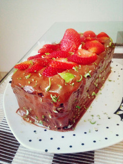 Una foto de Torta tipo Brownie con Fresa y Arequipe