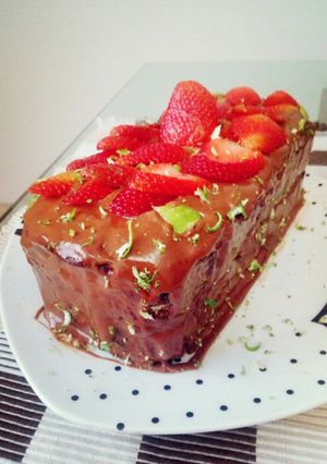Una foto de Torta tipo Brownie con Fresa y Arequipe