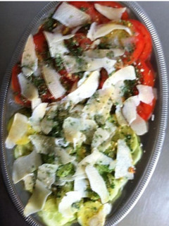 Une photo de Salade de concombres marinés tomates et parmesan sauce moutarde