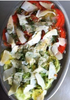 Une photo de Salade de concombres marinés tomates et parmesan sauce moutarde