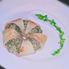 A picture of Vegan spinach dip crescent Roll Ring🥯.