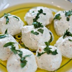 A picture of Syrian labneh based on its origins in an easy and quick way.