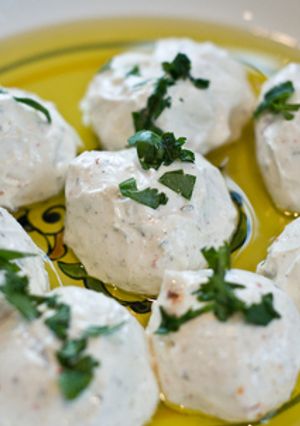 A picture of Syrian labneh based on its origins in an easy and quick way.