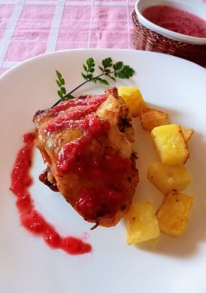 Una foto de Muslos de pollo al horno con salsa de frutilla