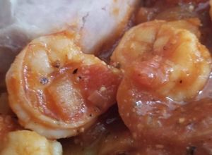 Una foto de Camarones a la criolla con majado de yautia