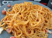 Una foto de espagueti con salsa de tomate