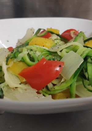 Una foto de Calabacín al vapor con cebolla y pimiento. (sano y fácil)