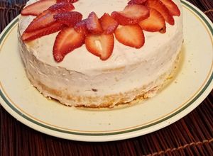 Una foto de Pastel genovés de limón y fresa