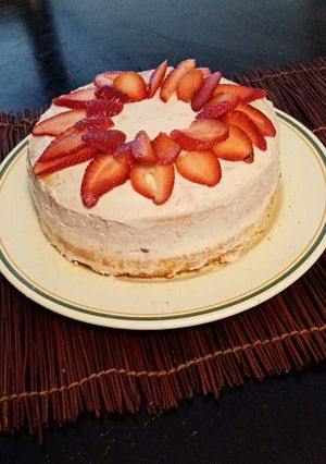 Una foto de Pastel genovés de limón y fresa