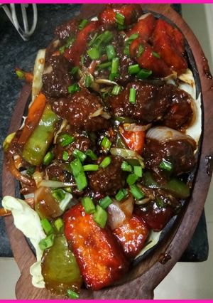 A picture of Paneer chilly manchurian with sizzling.