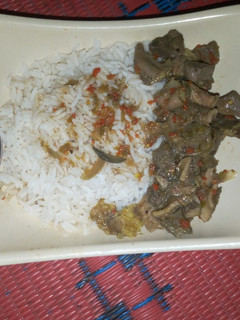 A picture of Intestine pepper soup and white Rice.