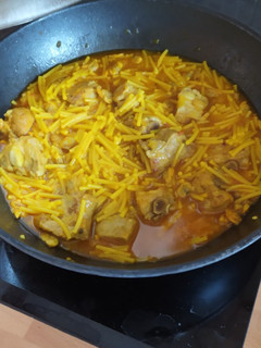 Una foto de Cazuela de fideos con almejas y costillas