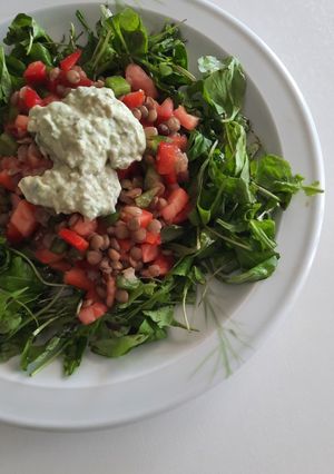 Una foto de Ensalada de Lentejas, con rúcula y tomate🍅. Aderezo casero 🥑