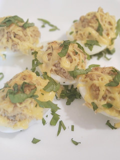 Una foto de Huevos rellenos con atún listos para ensalada