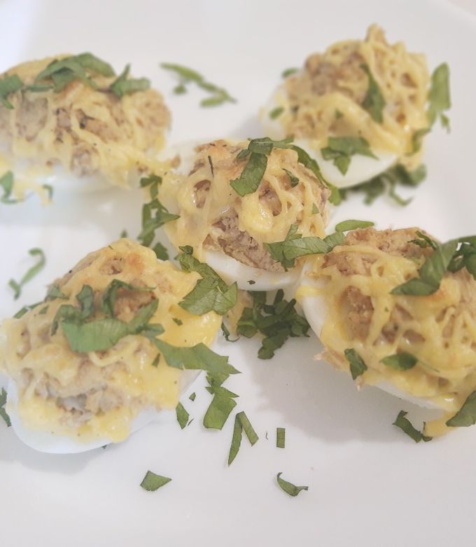 Una foto de Huevos rellenos con atún listos para ensalada