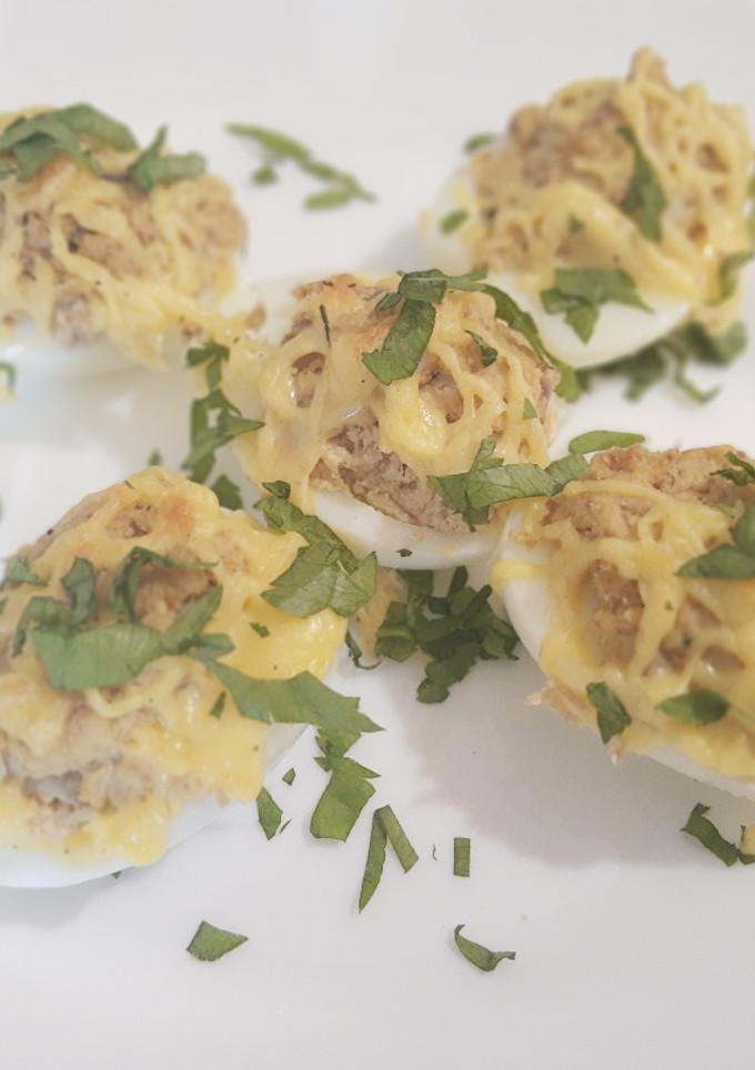 Una foto de Huevos rellenos con atún listos para ensalada