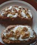 Tostadas con queso crema y nueces