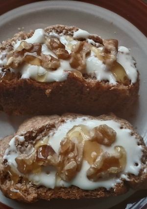 Una foto de Tostadas con queso crema y nueces