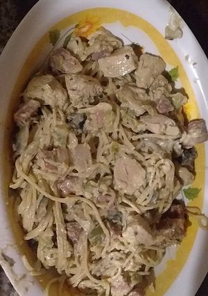 Una foto de Spaguetini con salsa crema de hongos pollo y jamón crudo