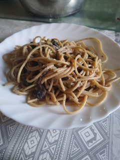 Una foto de Espaguetis con champiñones y tofu ahumado