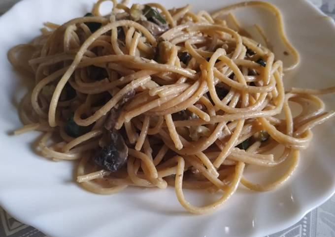 Foto principal de Espaguetis con champiñones y tofu ahumado