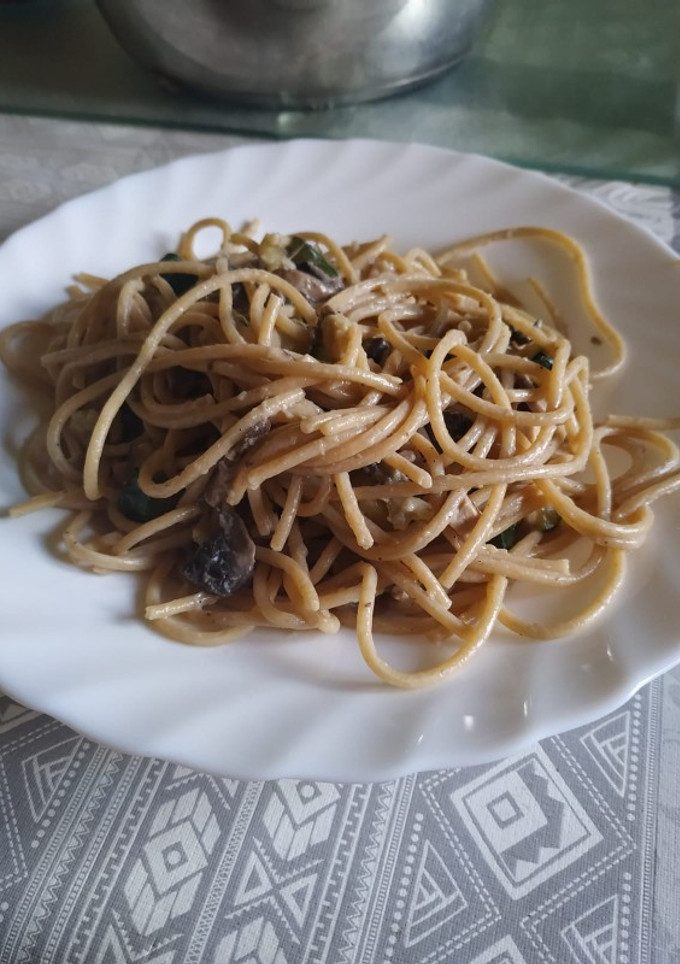 Una foto de Espaguetis con champiñones y tofu ahumado