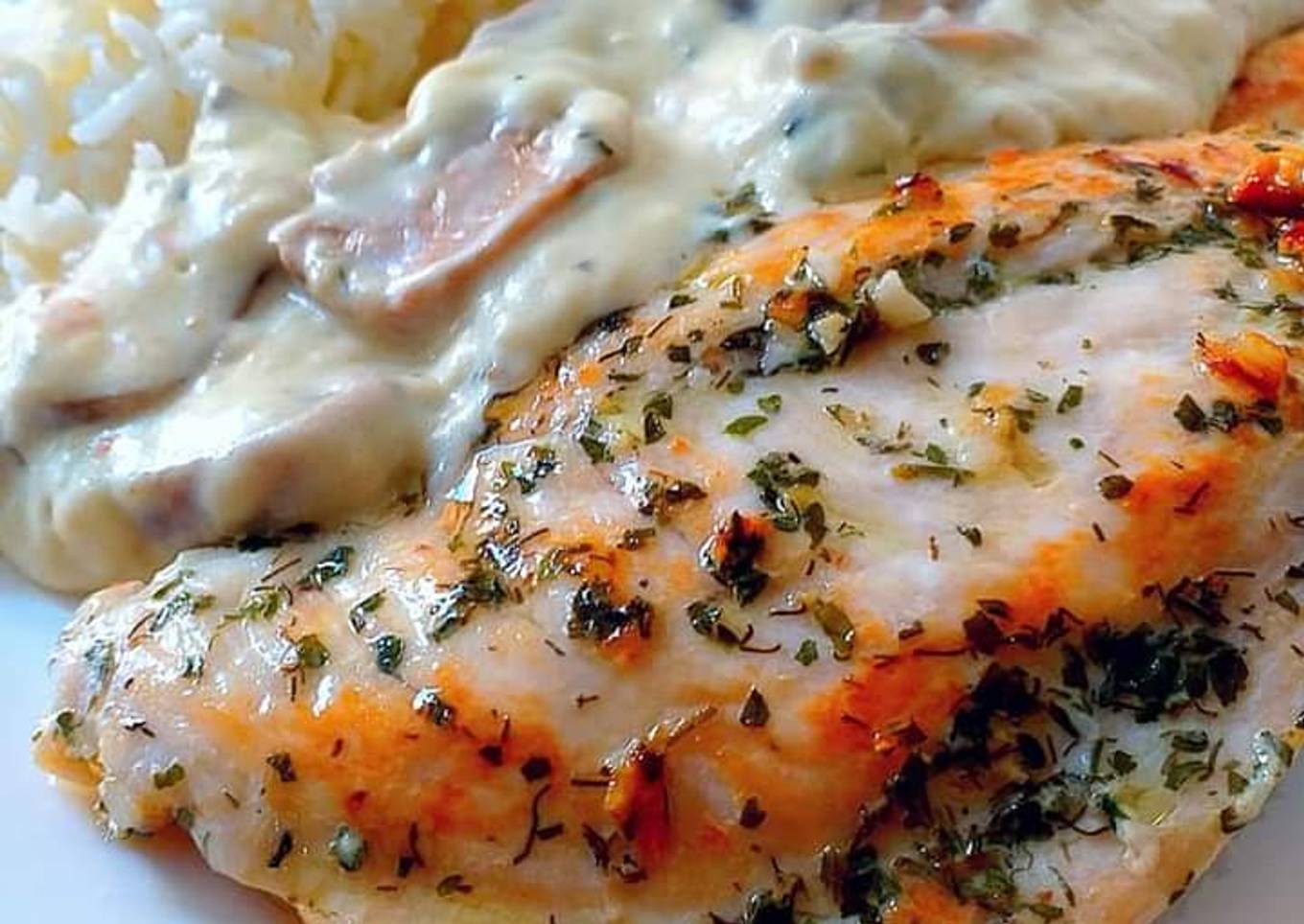 Filetes de pechuga de pollo en salsa de champiñones y macis