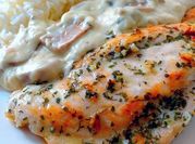 Una foto de filetes de pollo marinado