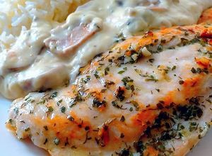 Una foto de Filetes de pechuga de pollo en salsa de champiñones y macis