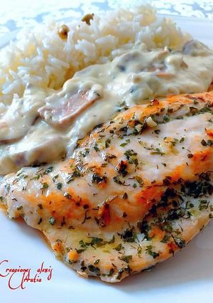 Una foto de Filetes de pechuga de pollo en salsa de champiñones y macis