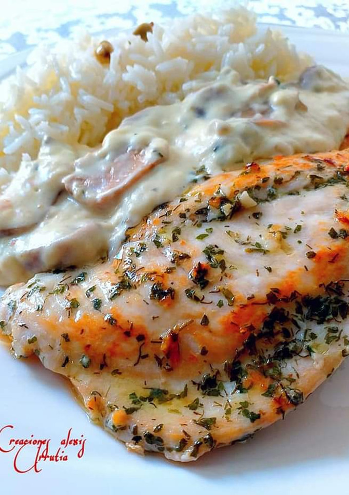 Una foto de Filetes de pechuga de pollo en salsa de champiñones y macis