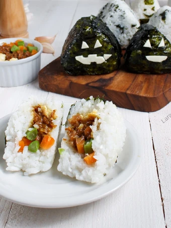 Langkah Gampang Membuat Resep  Onigiri Isi Ayam Kecap yang Menggugah Selera, Lezat
