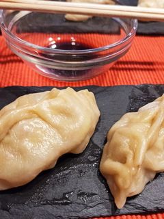 Una foto de Gyozas 🥟 de gamba 🦐 y calamar 🦑