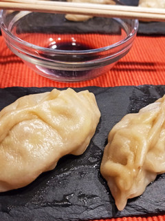 Una foto de Gyozas 🥟 de gamba 🦐 y calamar 🦑