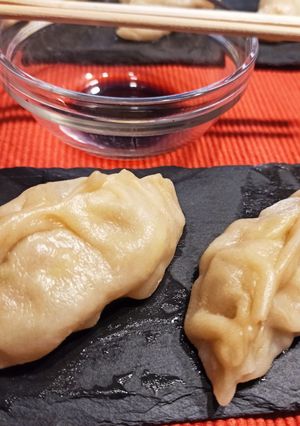 Una foto de Gyozas 🥟 de gamba 🦐 y calamar 🦑
