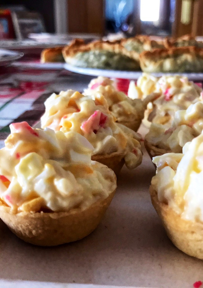 Una foto de Canapés de huevo y cangrejo