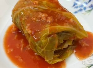 Una foto de Niñito envuelto en repollo