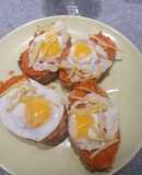 Canapés de sobrasada, huevo de codorniz y patata paja