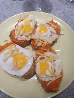 Una foto de Canapés de sobrasada, huevo de codorniz y patata paja