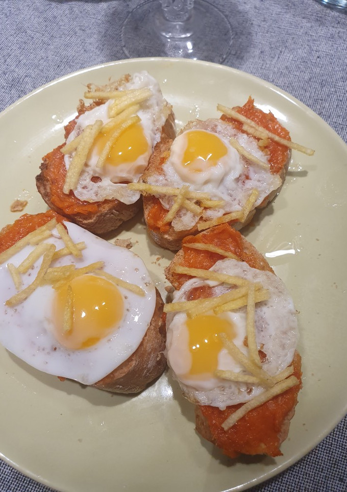 Una foto de Canapés de sobrasada, huevo de codorniz y patata paja