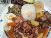 Una foto de carne arroz frijol