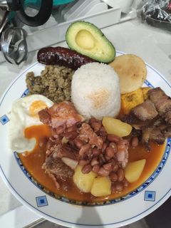 Una foto de Bandeja paisa