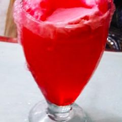 A picture of Cranberry and lemon drink.