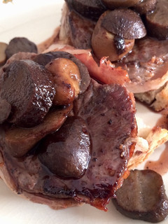 Una foto de Recetas para pareja: Tournedos con trufas y reducción de oporto
