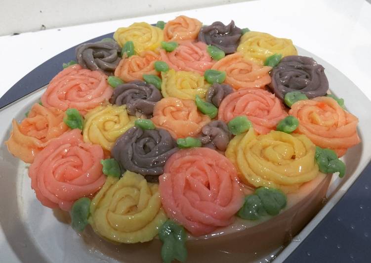 Resep Puding Strawberry dengan flower garnish Anti Gagal